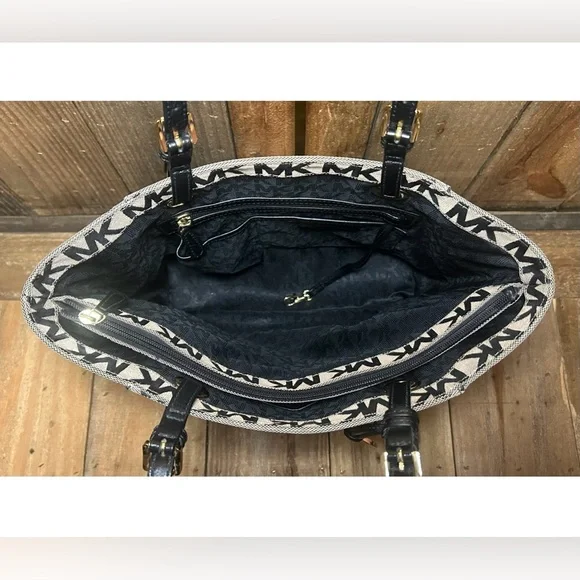 Michael Kors. 3 Piece Set: Jet Set Tote Bag with Free Dust Bag & Purse Scarf. - Picture 10 of 16